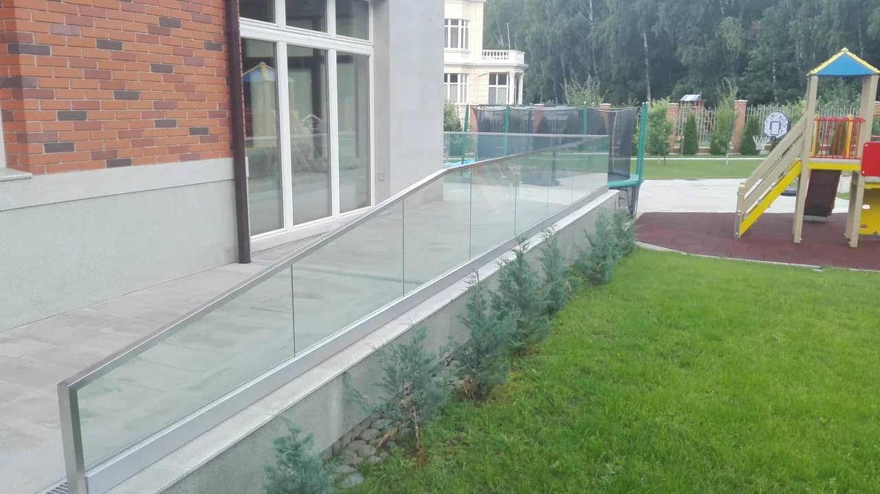 НА ЗАЖИМНОМ ПРОФИЛЕ